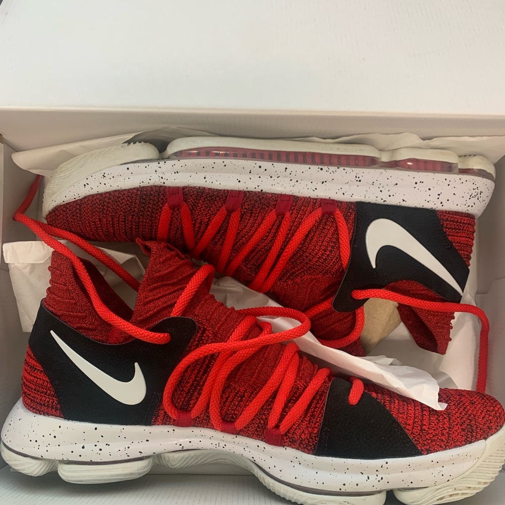 KD 10 Red Velvet Cupcakes